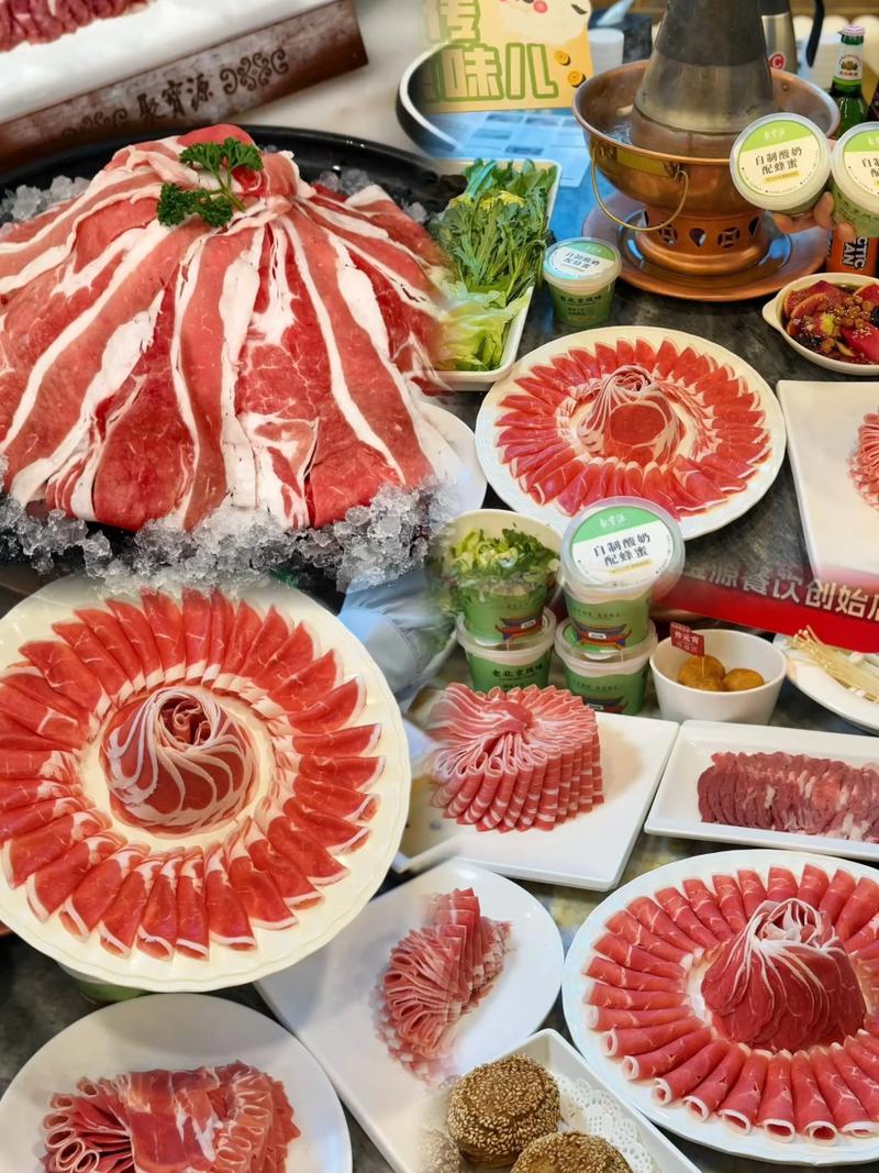 北京聚宝源铜锅涮肉手切鲜羊肉特写
