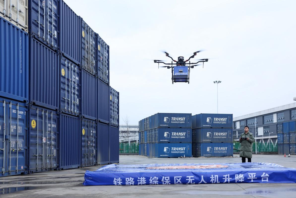 港口堆场集装箱盘点工业无人机作业图