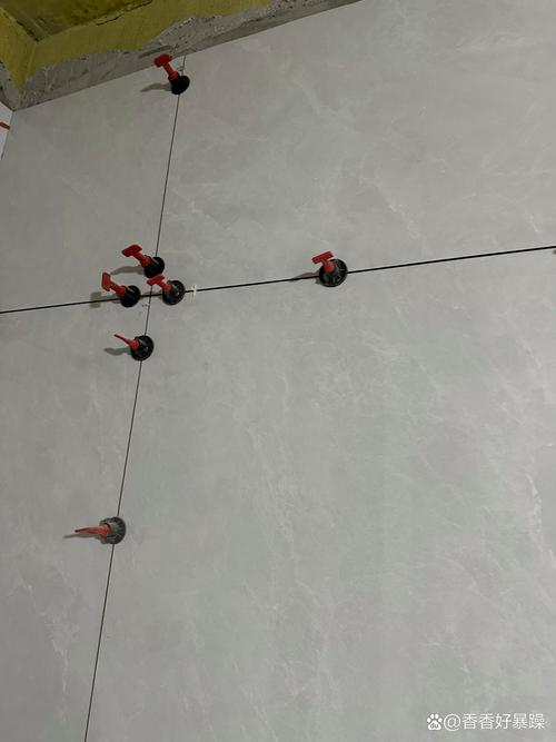 贴砖师傅使用找平器施工大板砖特写