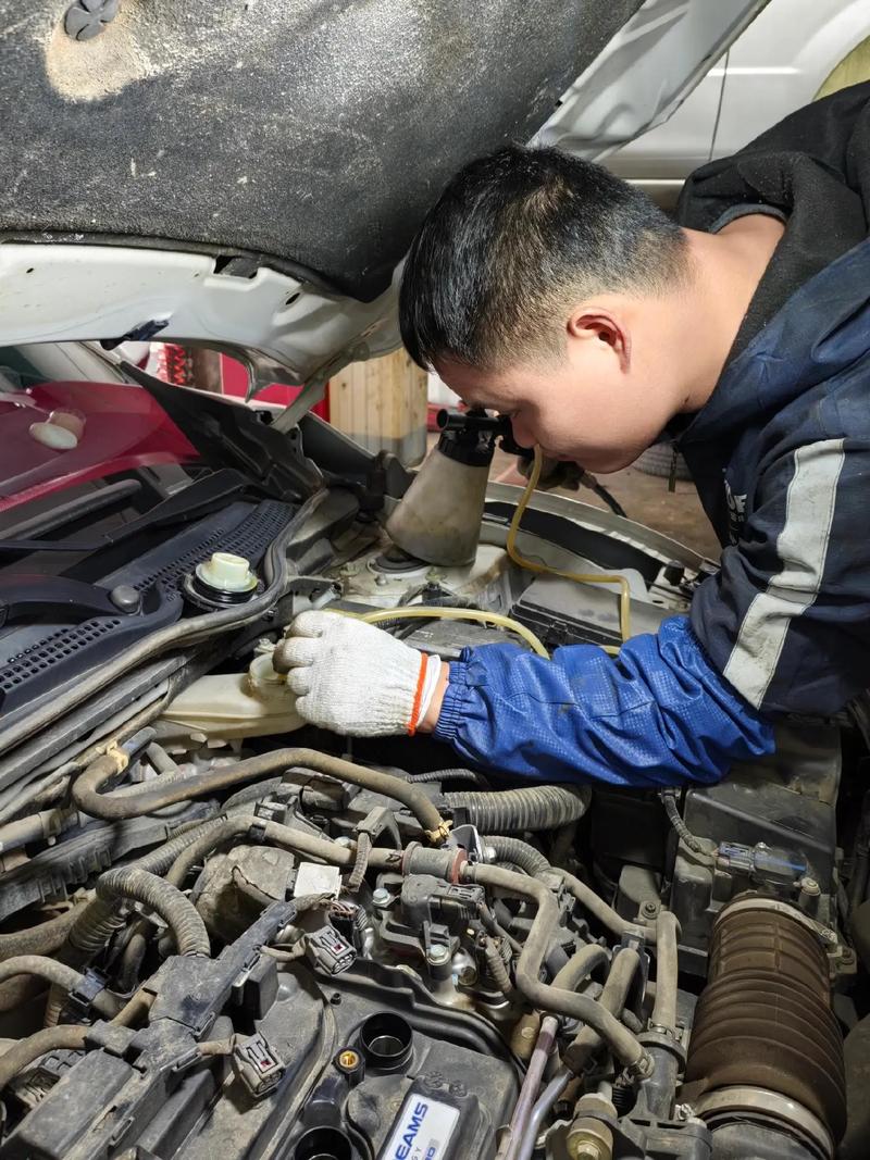 工业增强现实眼镜维修发动机的现场照片