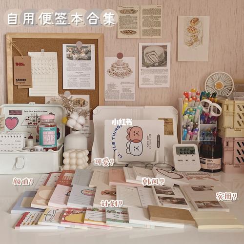 贴满彩色学习任务便签的初中生书桌实景