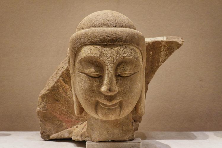 被拆分的古代石造像残片现场照