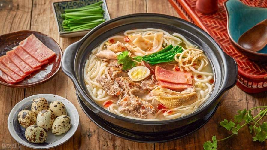 云南蒙自传统过桥米线现烫生肉片