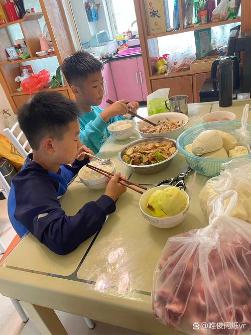 普通家庭饭桌上小孩争论问题场景
