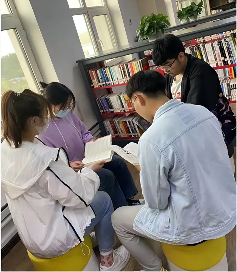 学生创业者图书馆坐桌上对接升学客户