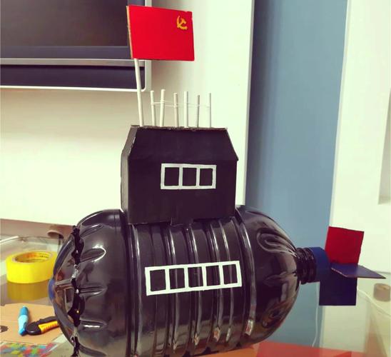 孩子将纸筒踩瘪做成创意潜艇手工场景