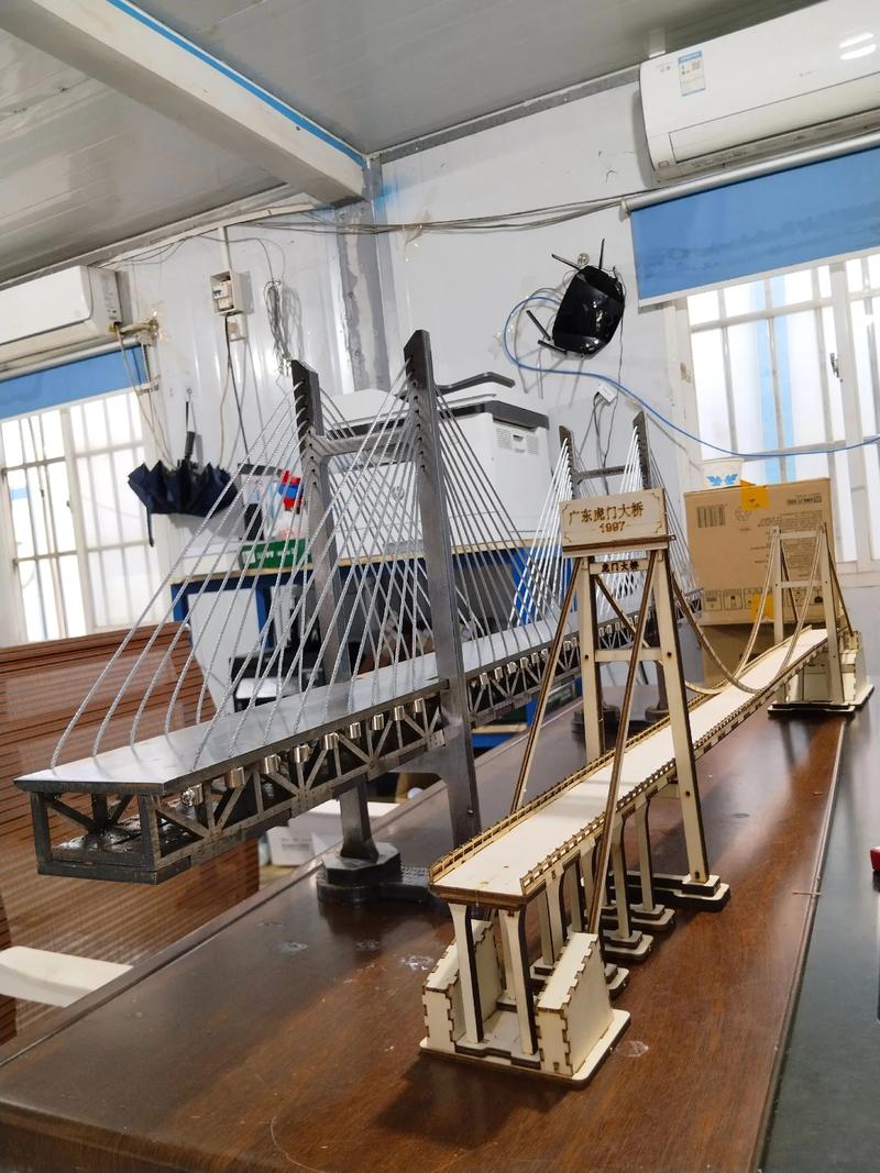 小学生用废旧材料制作桥梁模型项目场景