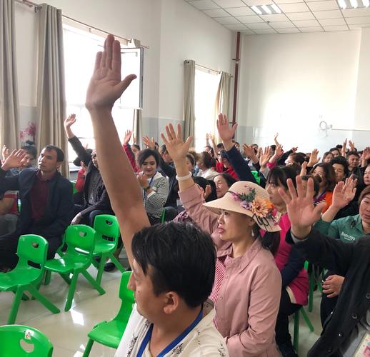 家庭会议中孩子举手表决的瞬间