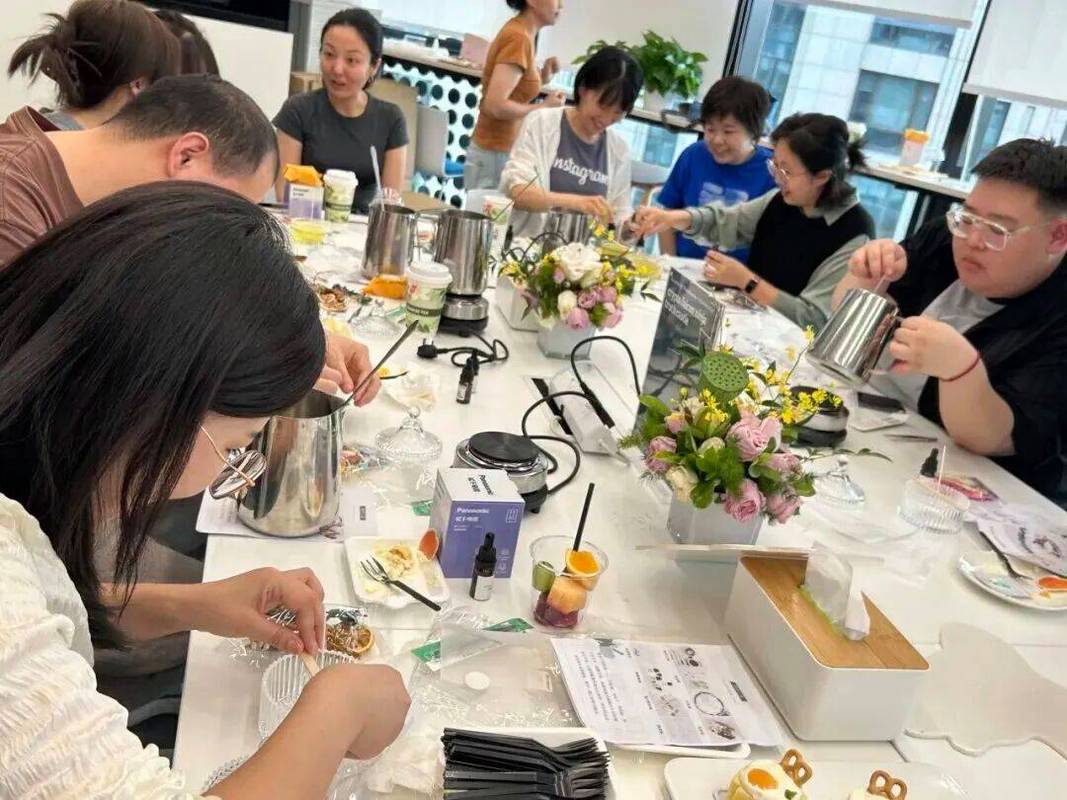 手作香薰品牌线下新用户调香体验课现场图