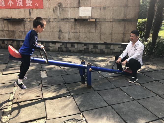 孩子玩跷跷板杠杆平衡日常瞬间