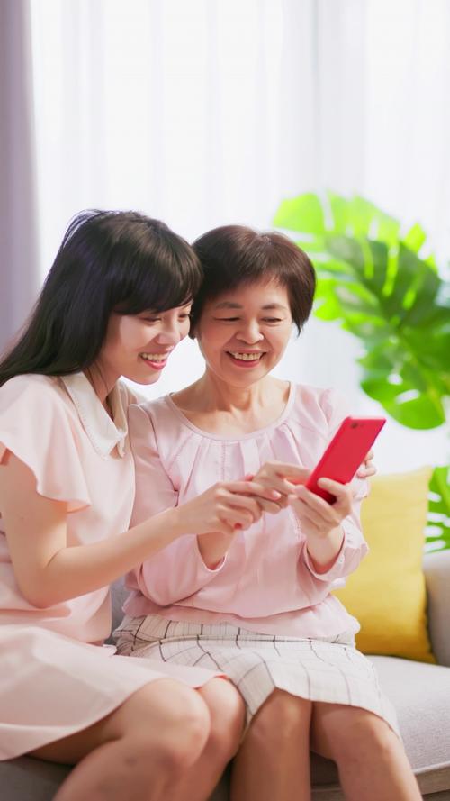 子女教父母使用智能手机温馨场景孝道新解