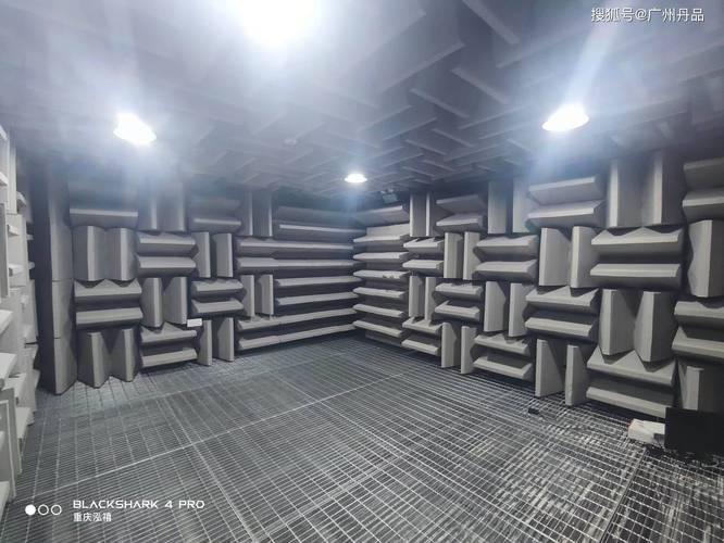租房检查墙壁隔音侧耳倾听场景