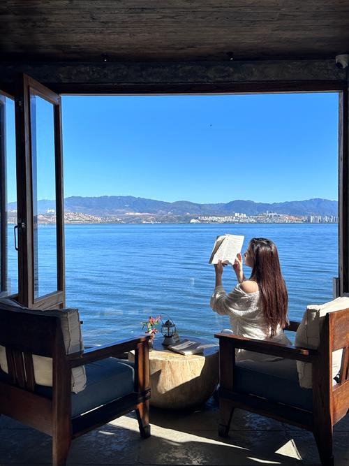自由职业者洱海边书桌打卡照