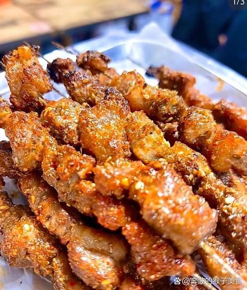 德州夜市烤串铁签子串着焦边羊肉撒现磨孜然