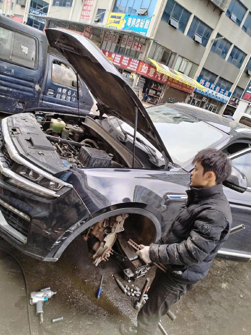 车主徒手检查汽车刹车盘变形实拍