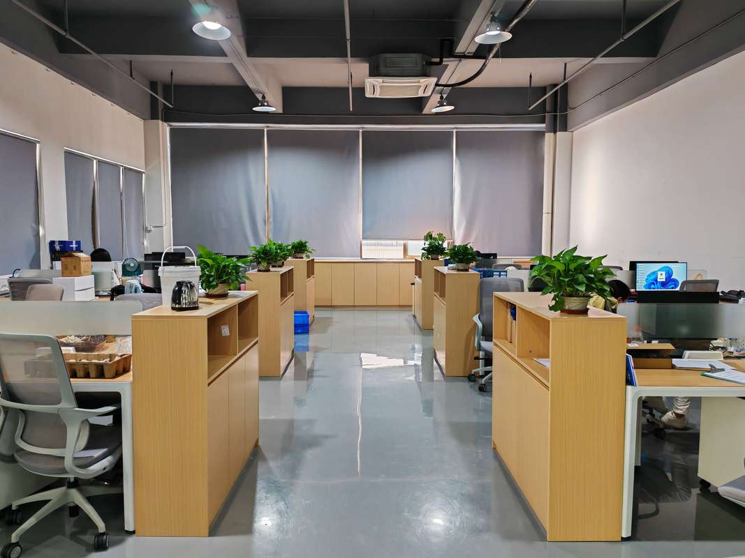 中小公司合规审查办公场景