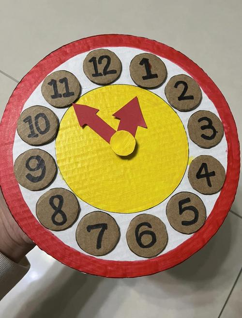 亲子手工硬纸板时钟制作成品图