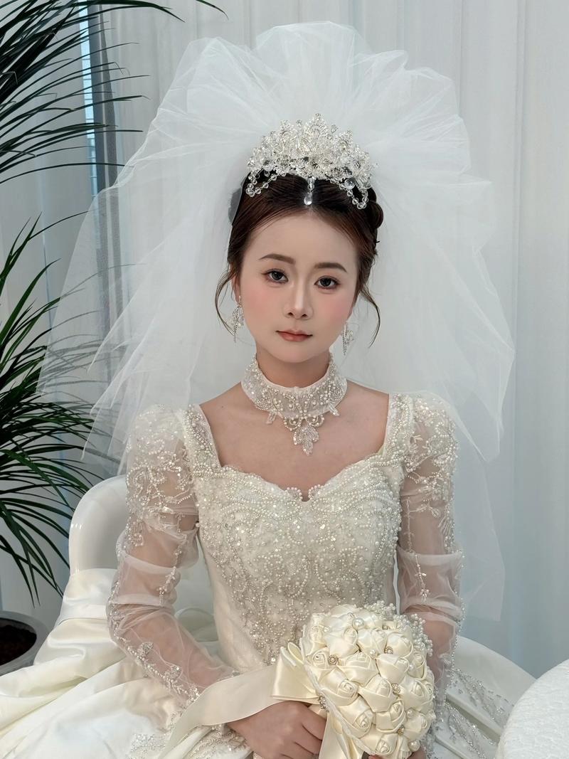 户外婚礼中新娘穿着轻薄真丝长袖婚纱盘发造型