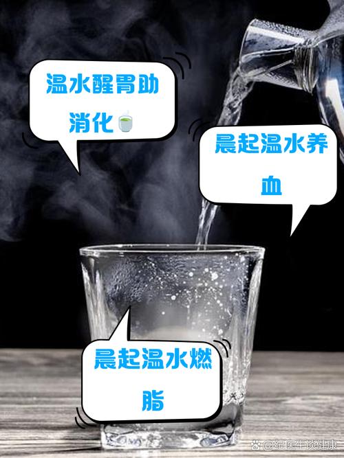 起床后坐在床边喝一杯温水
