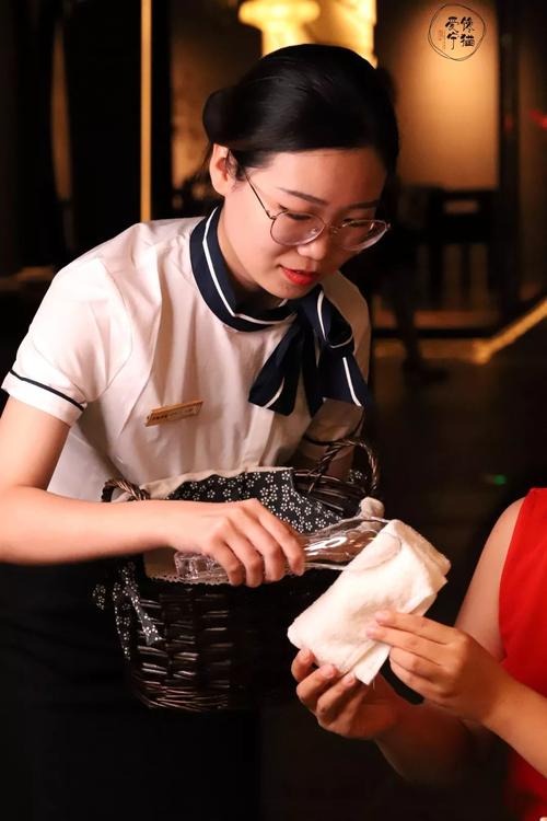 南京新街口社区咖啡店店员递热毛巾给顾客