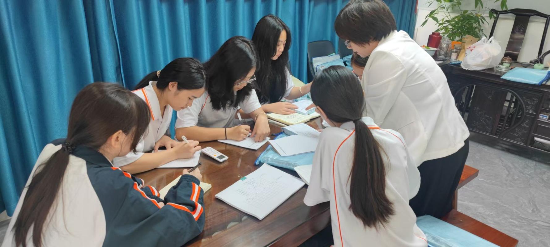 实习生主动向资深同事请教学习真实场景