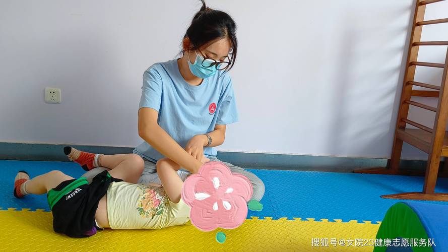 教师为卧床儿童进行康复训练教学