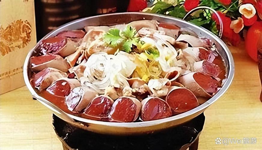 东北酸菜白肉火锅冒着热气