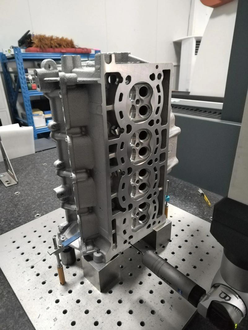 复杂发动机缸体3D打印砂型与浇铸出的金属件对比展示