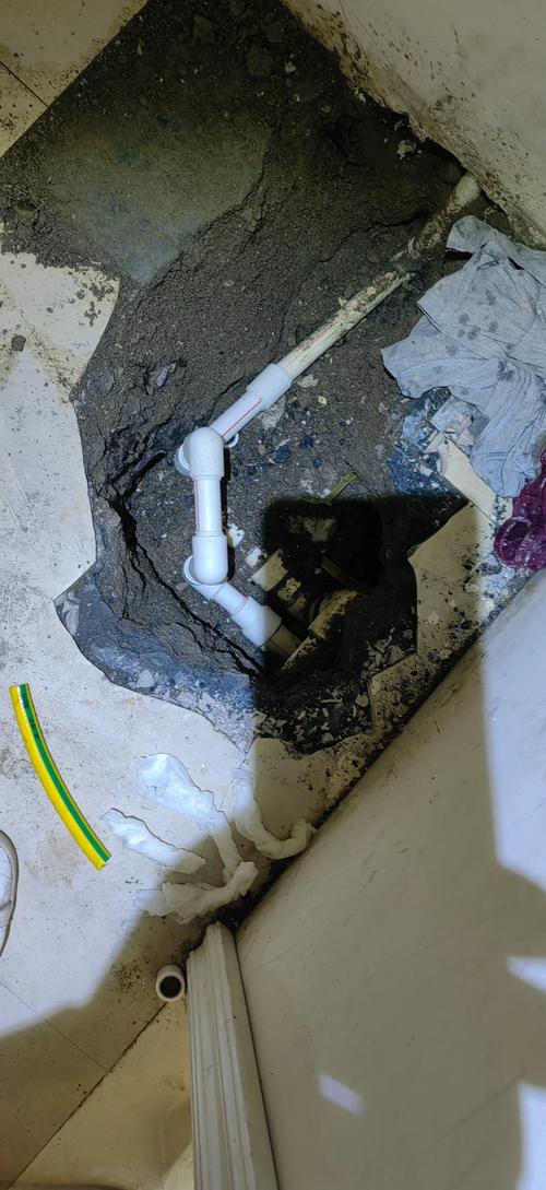 家庭卫生间水管爆裂漏水现场