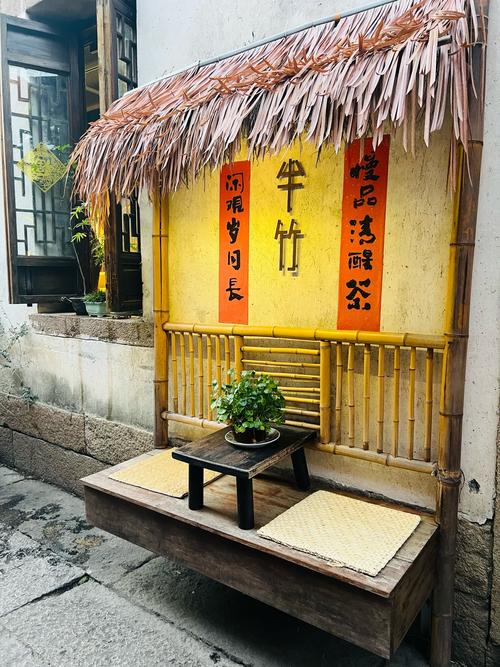 昆明老巷子里过桥米线店门口的竹制条凳