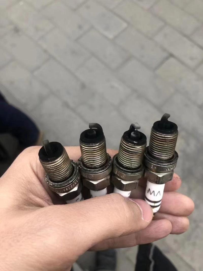 不同磨损状态的汽车火花塞实物图