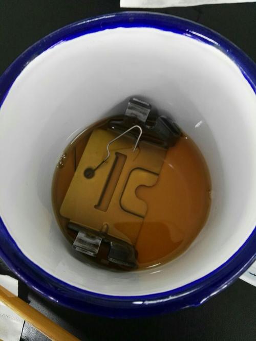 一瓶脱水防锈油倒进量杯中的特写