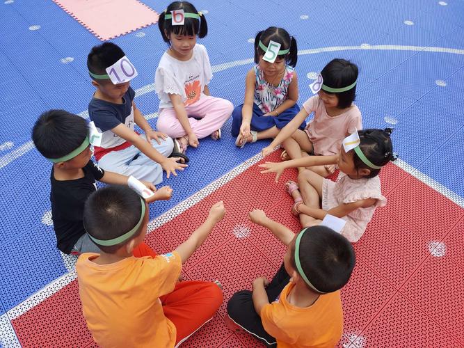 3岁幼儿儿童冥想吹羽毛游戏场景