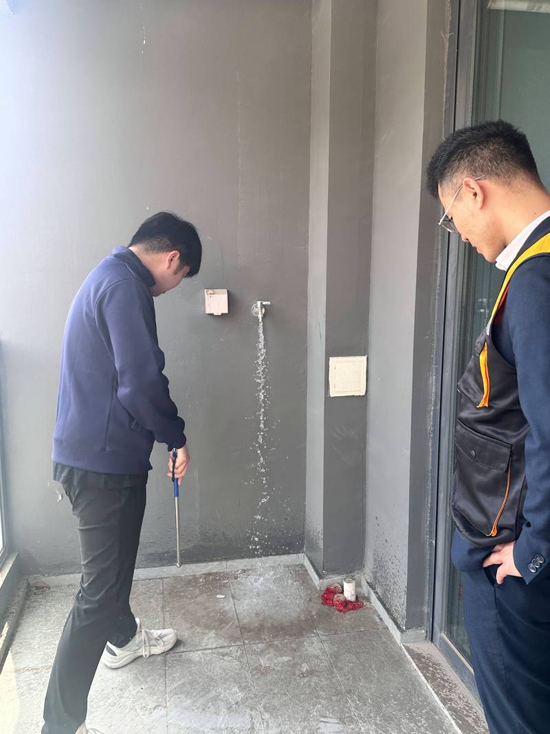 餐厅装修验收排水测试现场