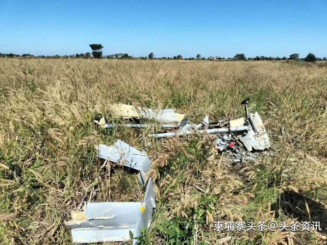 航拍无人机炸机坠落在农田现场图