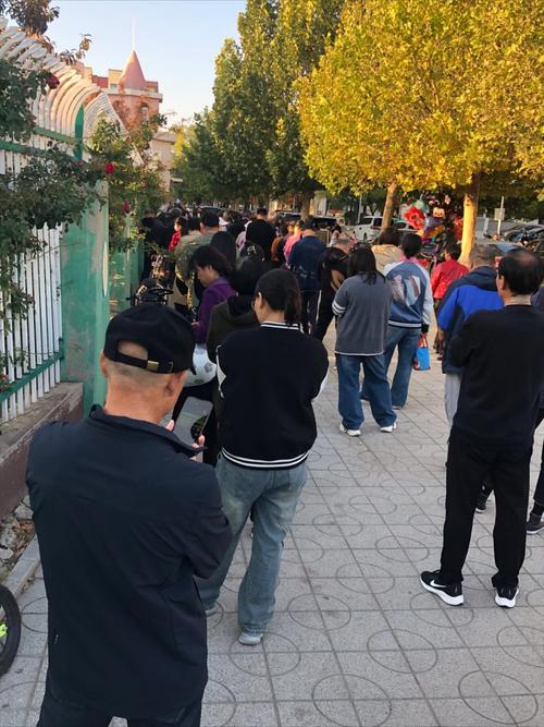 小区门口老人接幼儿园孩子放学场景