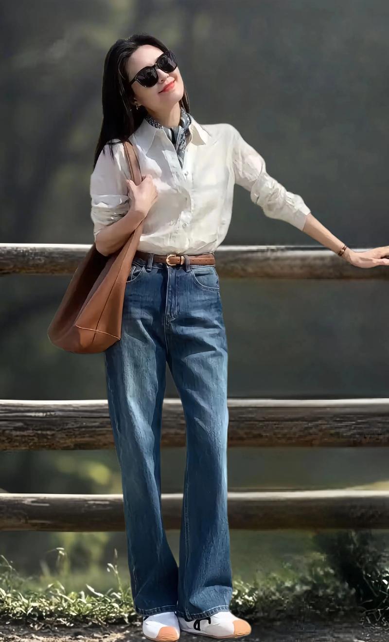 小个子女生春季法式衬衫塞进高腰牛仔裤搭配示范