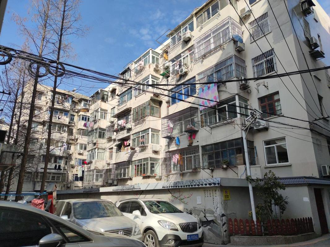 南京老小区中介带看老旧住宅现场实拍
