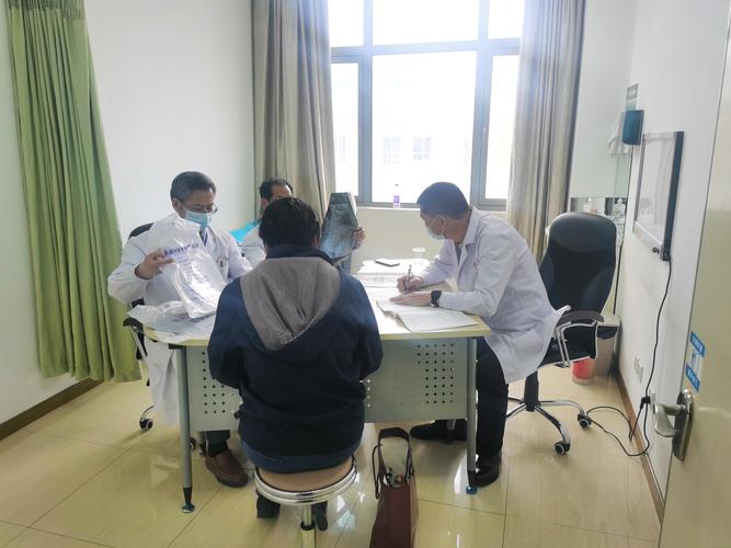 律师接待工伤当事人查看病历材料场景