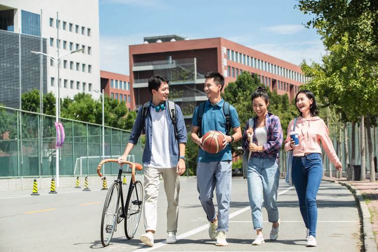 大学校园里学生散步讨论未来