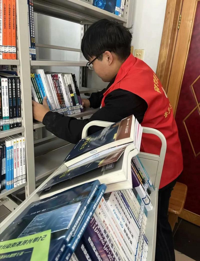 高中生在暑期兼职做图书管理员