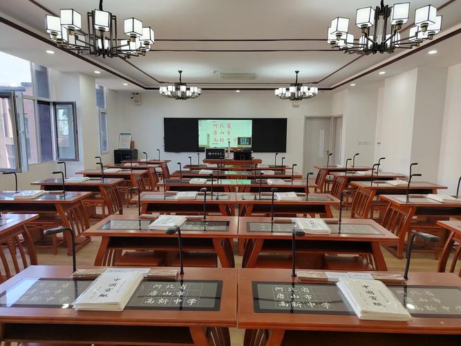 小学智慧书法教室,学生使用触屏临摹但字迹僵硬