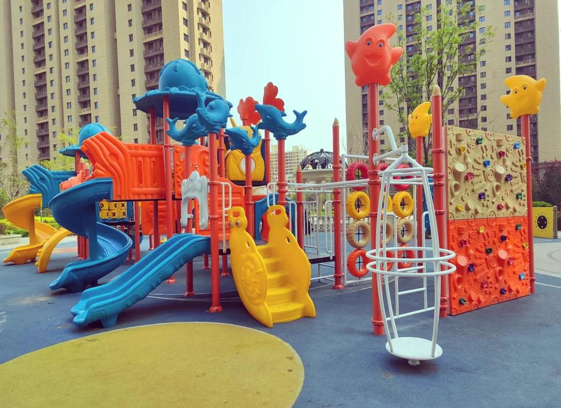 高容积率小区儿童游乐区高峰时段实景