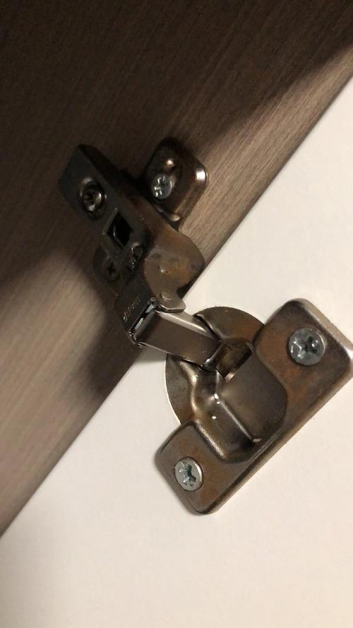 问：卫生间铰链老生锈，怎么办？有办法防锈吗？