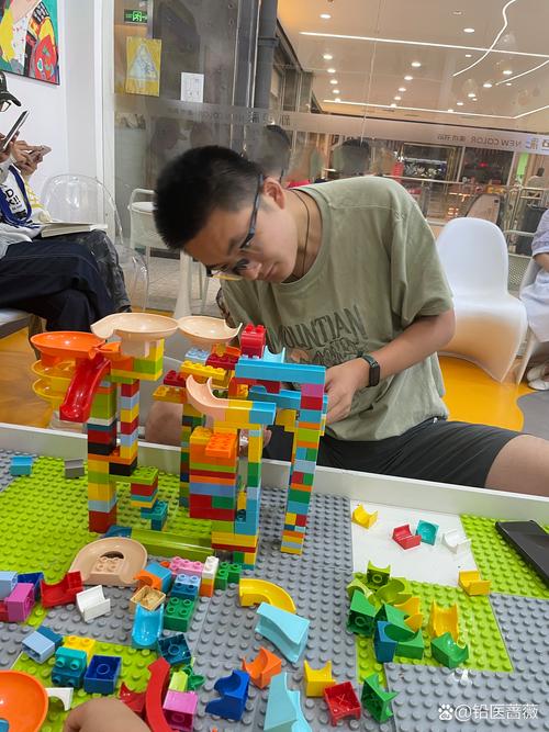 工业从业者爸爸陪孩子玩零件积木实拍