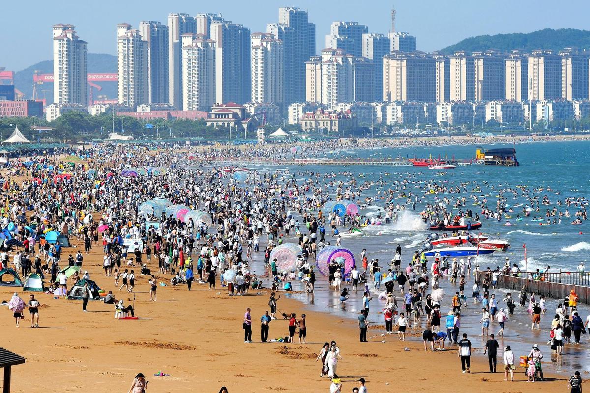 青岛第一海水浴场夏日人群