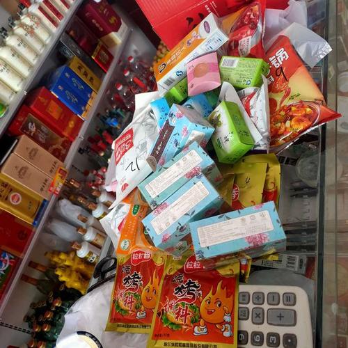 超市货架过期预包装食品实拍图
