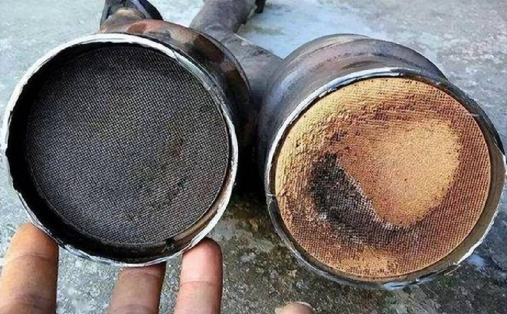 汽车三元催化器陶瓷蜂窝载体积碳堵塞实拍