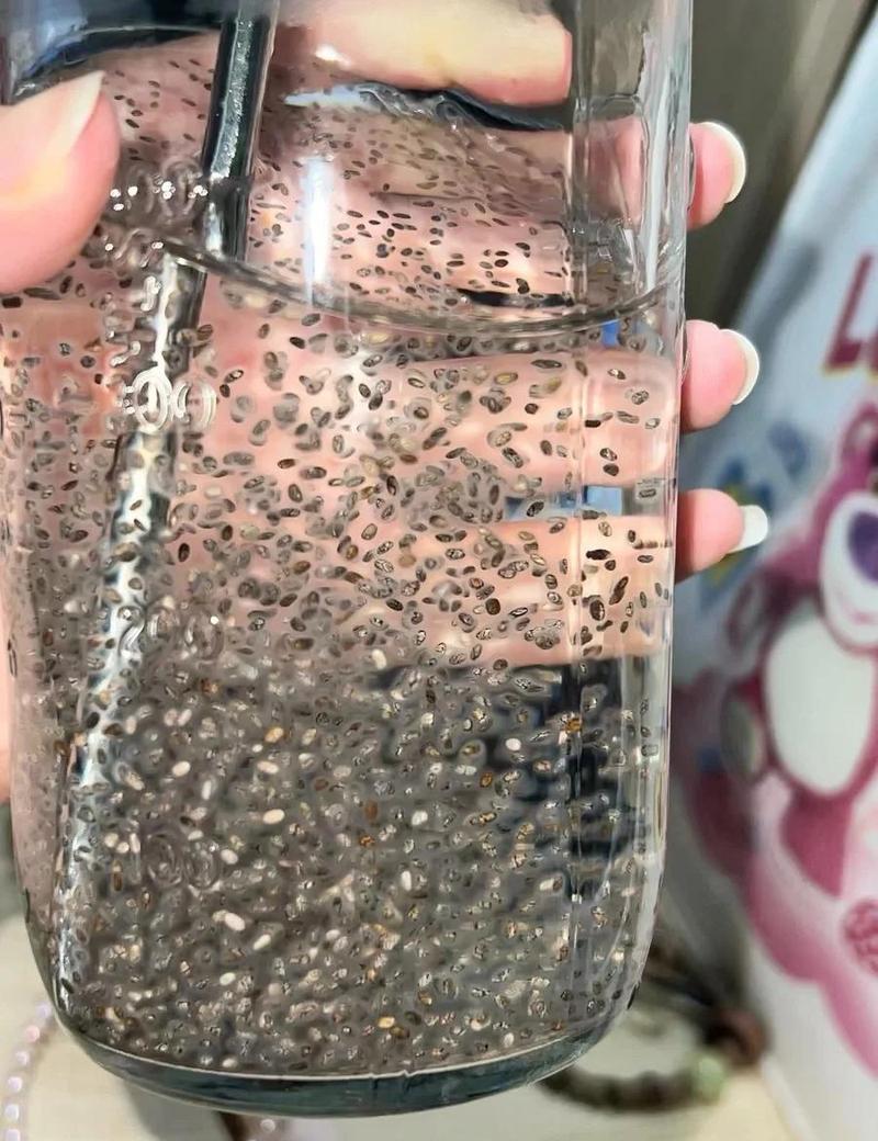 奇亚籽在透明玻璃杯中吸水膨胀过程特写