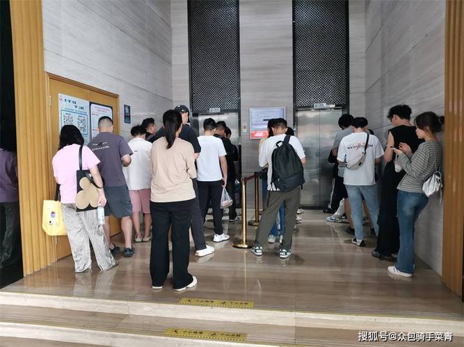 现代小区一楼候梯厅等候人群